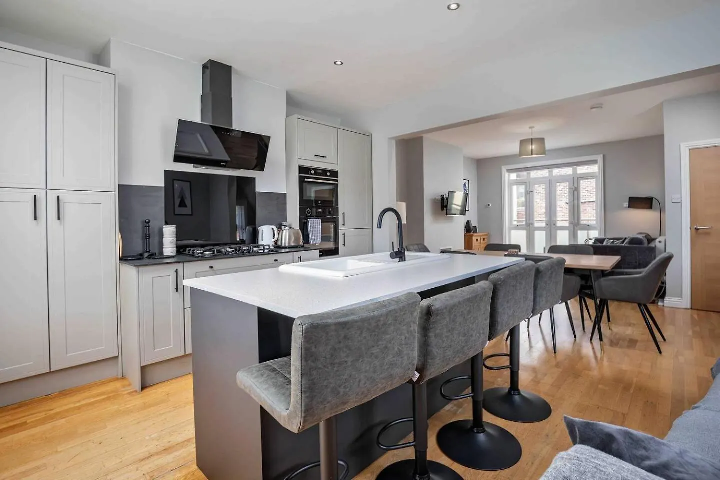 Stylish & Spacious 3 Bed Apartment With Parking Sheffield