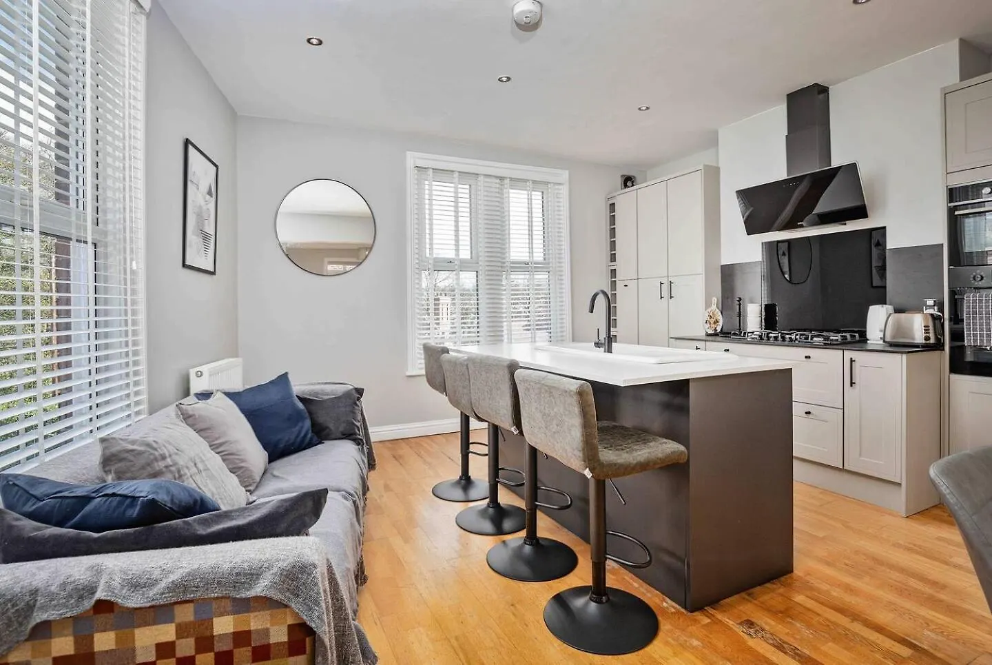 Stylish & Spacious 3 Bed Apartment With Parking Sheffield