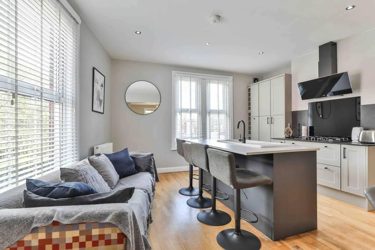 Stylish & Spacious 3 Bed Apartment With Parking Sheffield