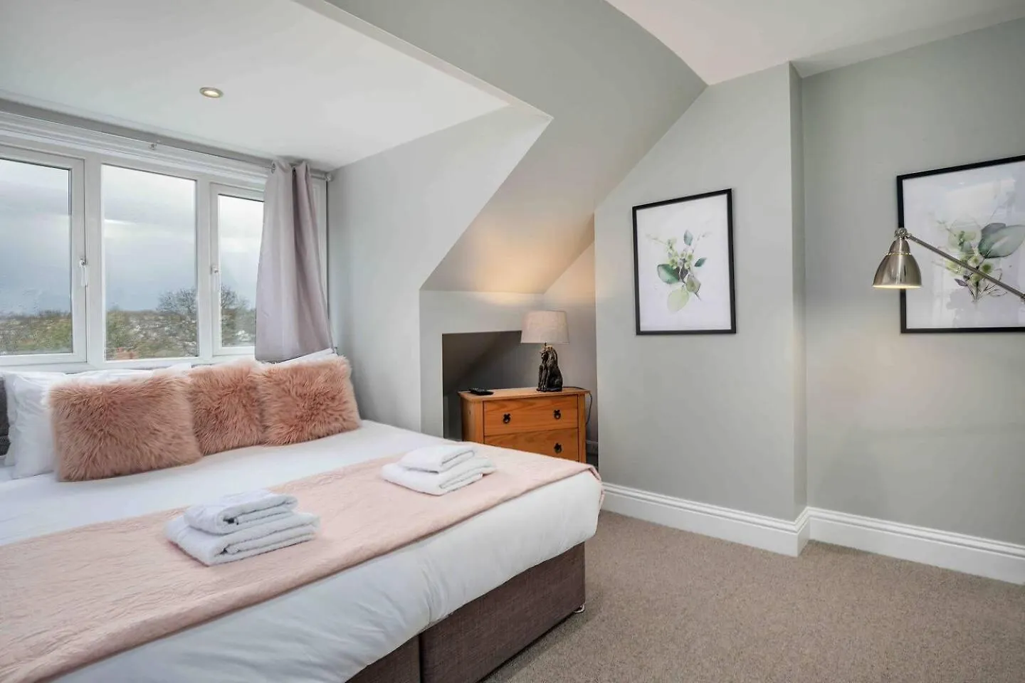 Stylish & Spacious 3 Bed Apartment With Parking Sheffield