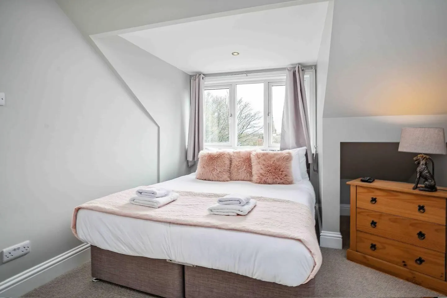 Stylish & Spacious 3 Bed Apartment With Parking Sheffield