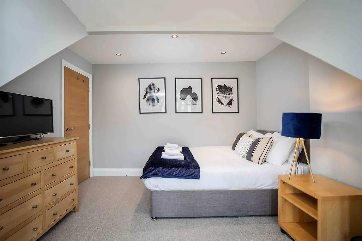 Stylish & Spacious 3 Bed Apartment With Parking Sheffield