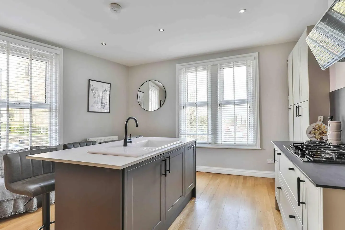 Stylish & Spacious 3 Bed Apartment With Parking Sheffield