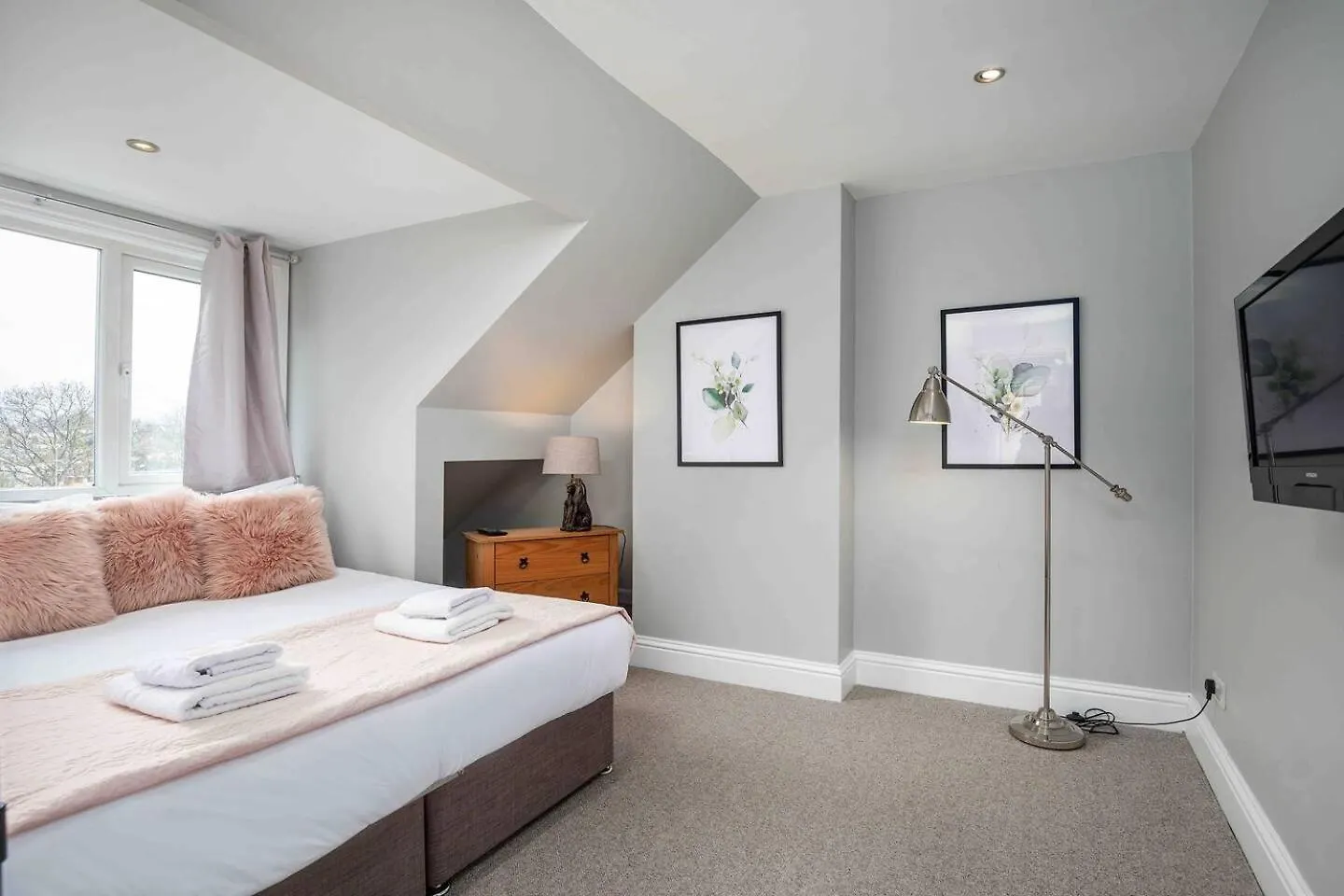 Stylish & Spacious 3 Bed Apartment With Parking Sheffield
